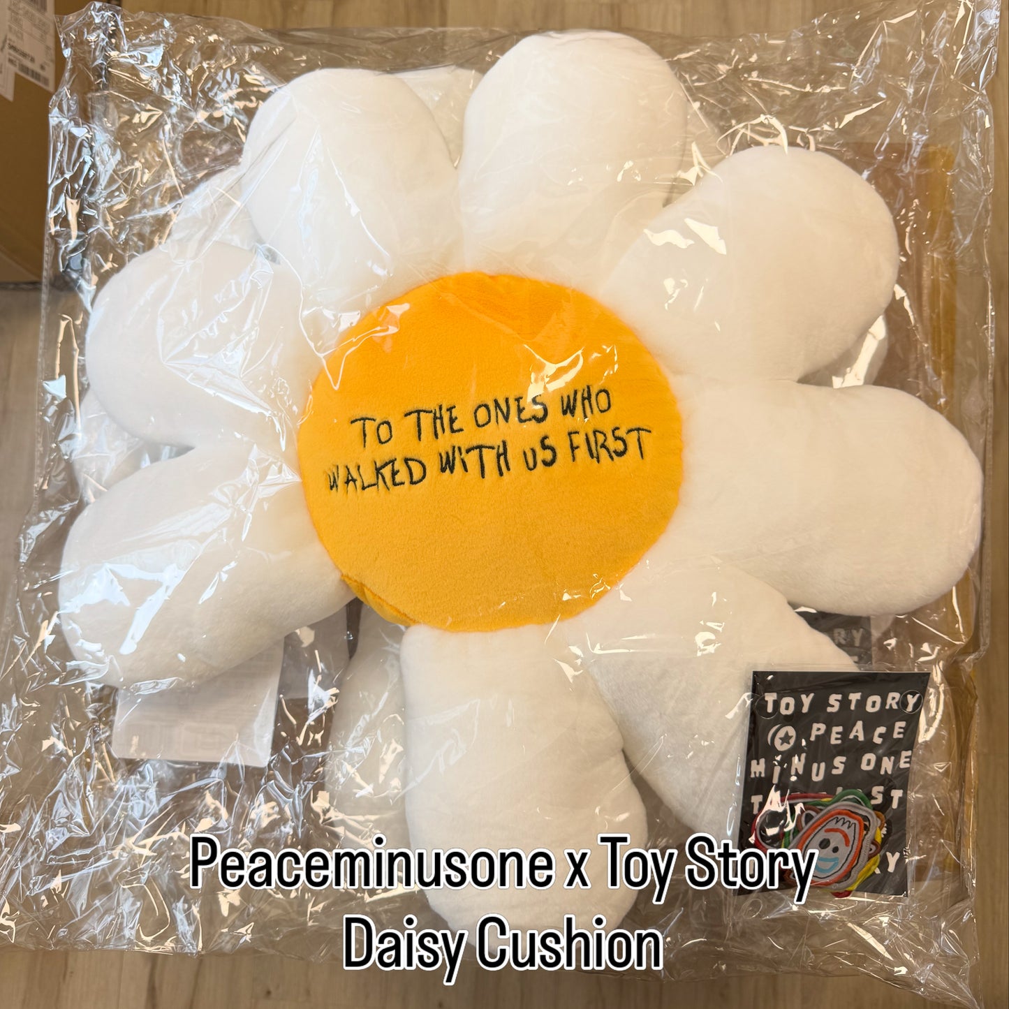 In-stock | Peaceminusone x Top Story Daisy Cushion